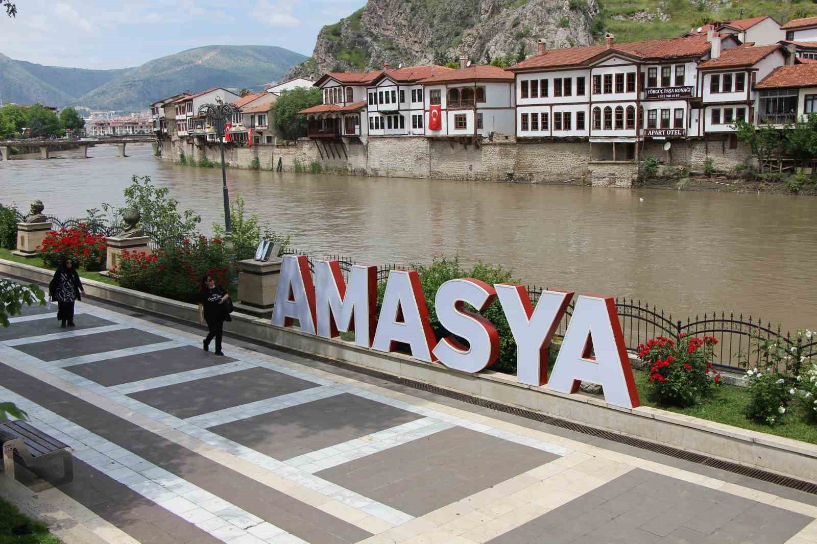 Amasya’da Yeşilırmak’ın debisi 130 metreküpe kadar düştü: Vatandaşlar güneşli havada nehri izledi