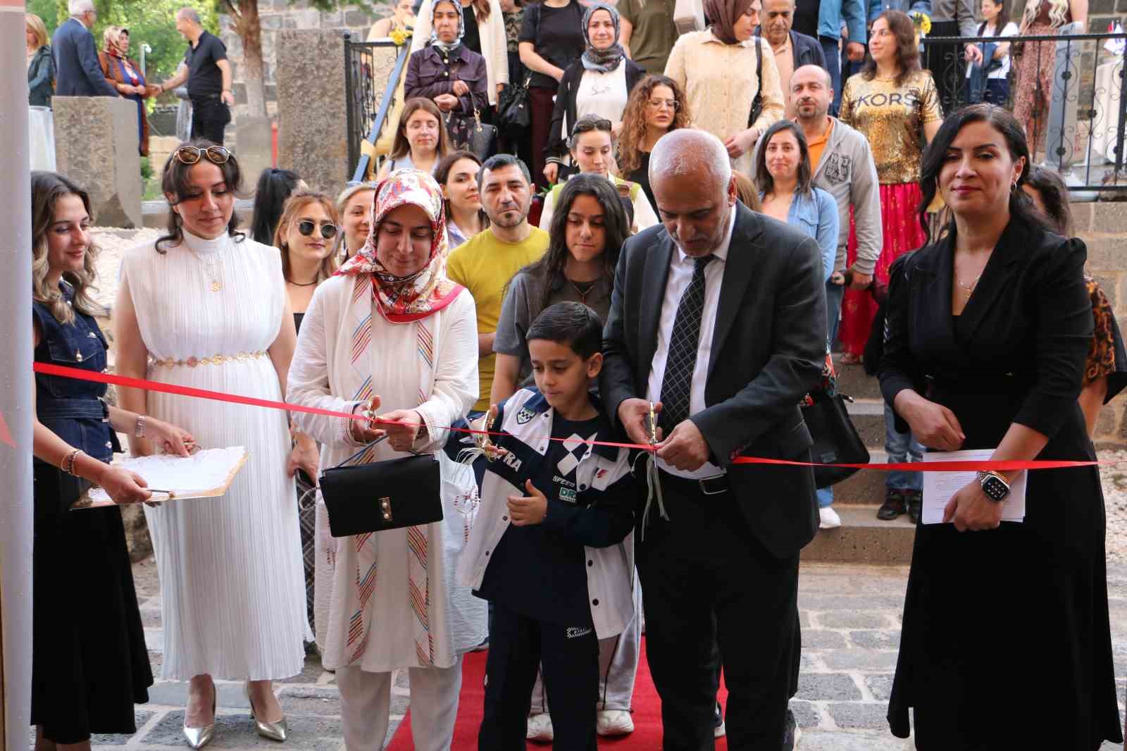 Öğrencilerin atık malzemelerden yaptıkları çalışmalar tarihi mekanda sergilendi