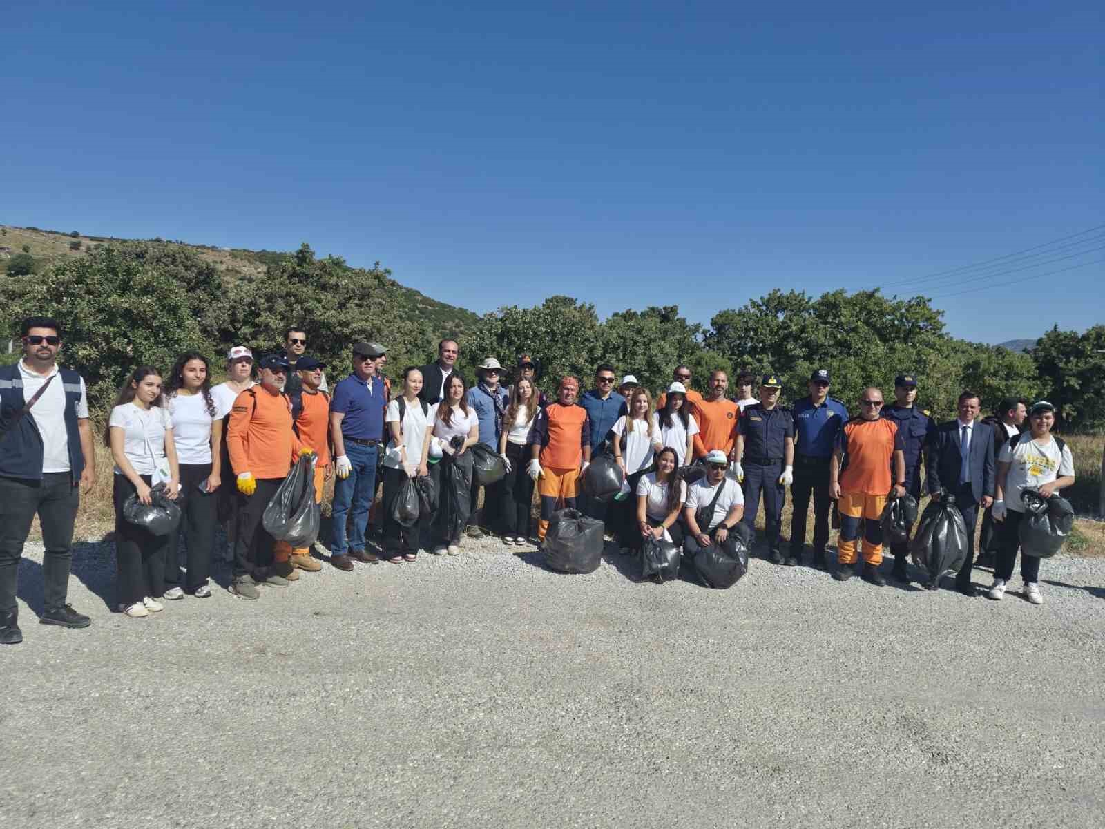 Dat&ccedil;a Karya Yolu&rsquo;nda 3,5 ton atık toplandı
