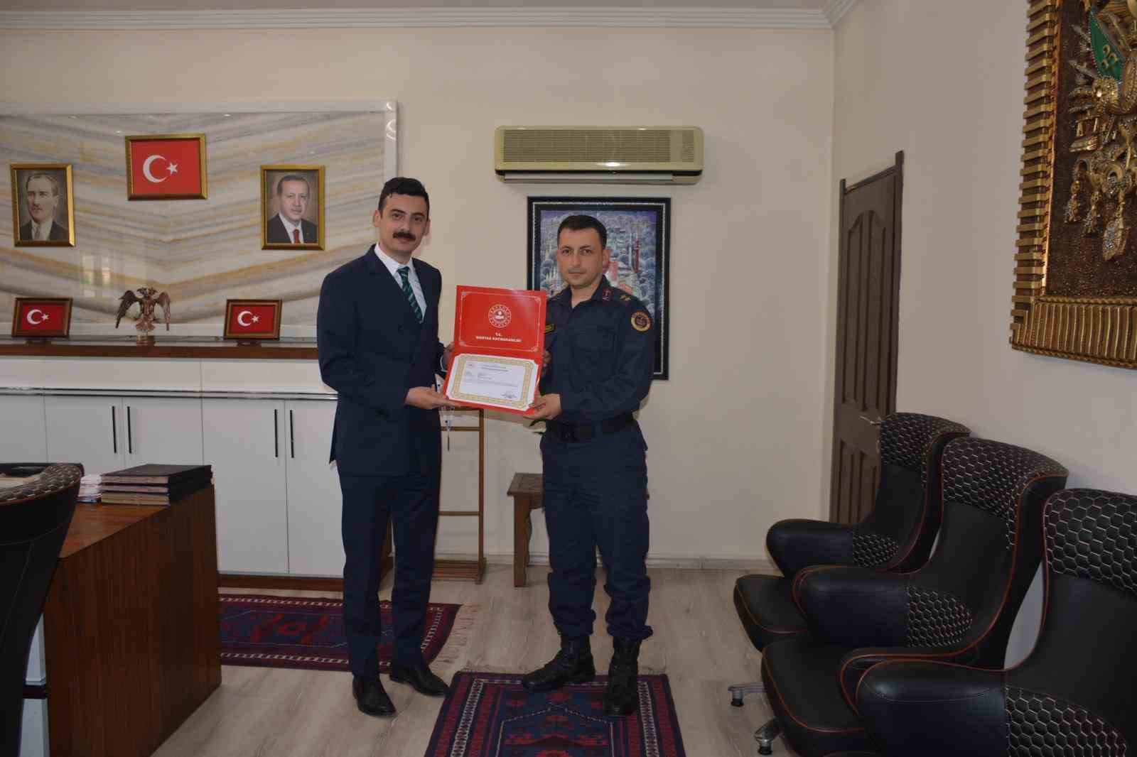 Manyas’ta jandarma ve emniyete başarı belgesi