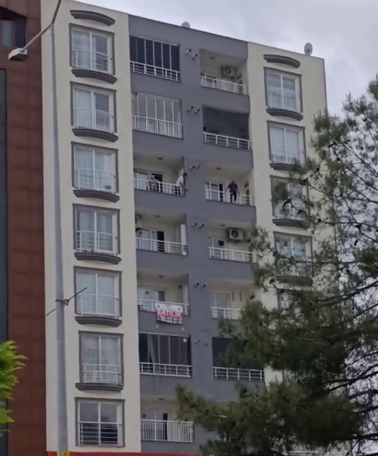 Balkondan kendini sarkıttı, ekipler harekete geçti