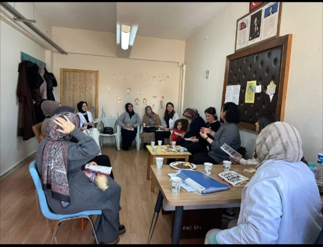 Başöğretmen İlkokulu’nda ailelerle kitap okuma etkinliği