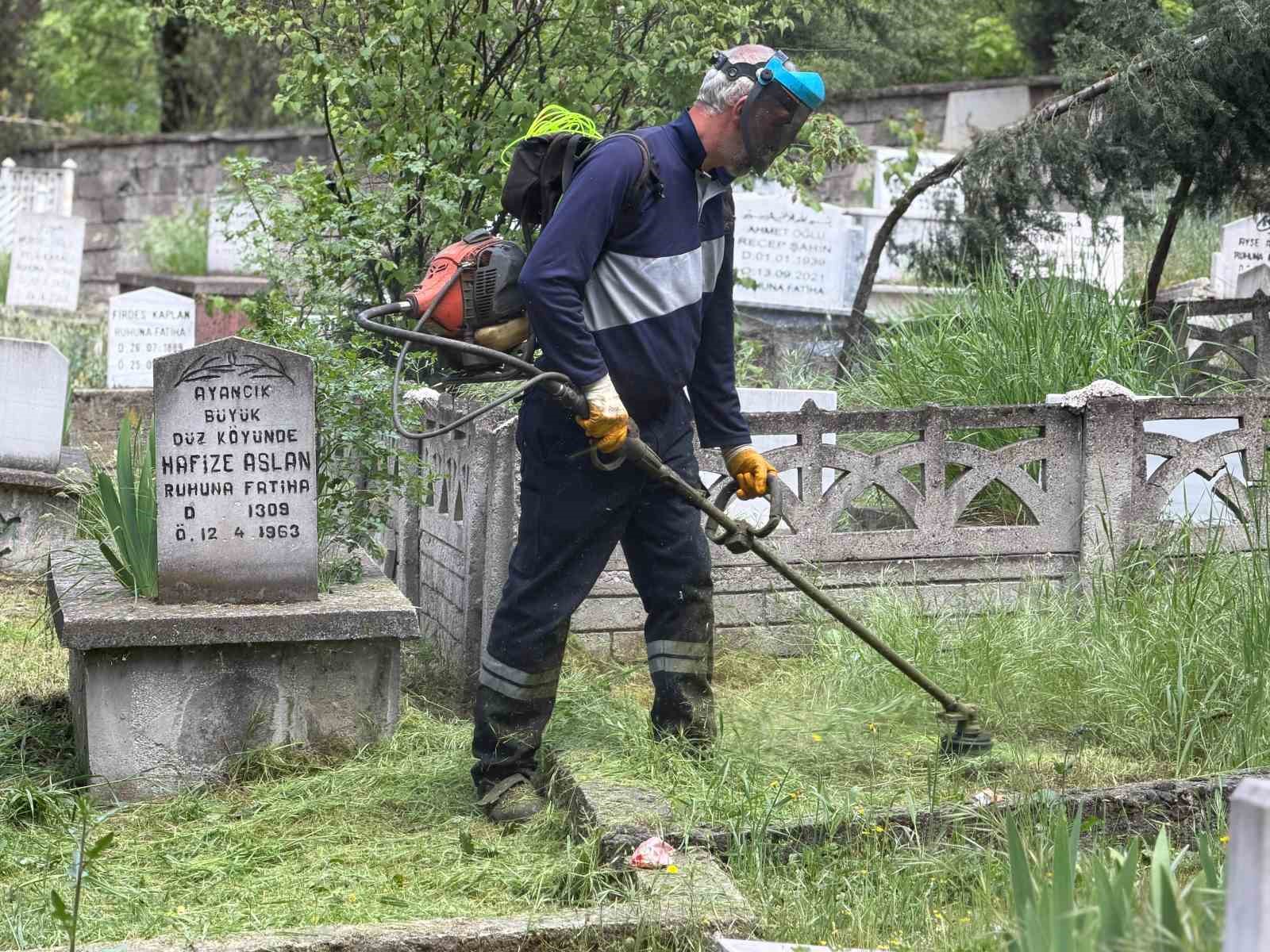Karabük’te mezarlıklarda bayram mesaisi başladı