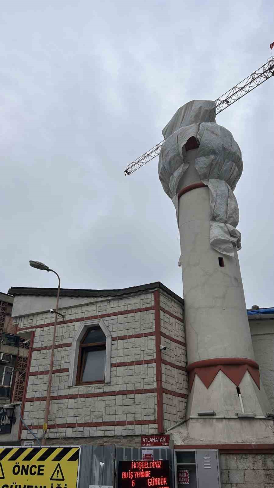 Fatih&rsquo;te 400 yıllık cami minaresinin kubbesi vin&ccedil; &ccedil;arpmasıyla yıkıldı
