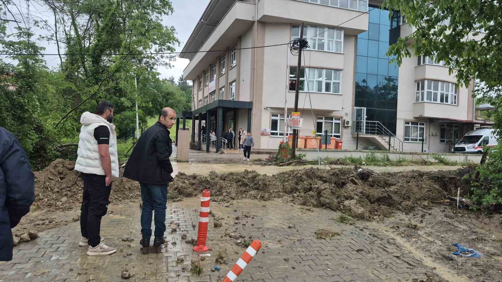 Sağanak sağlık ocağını vurdu: Hastalar ve personel mahsur kaldı
