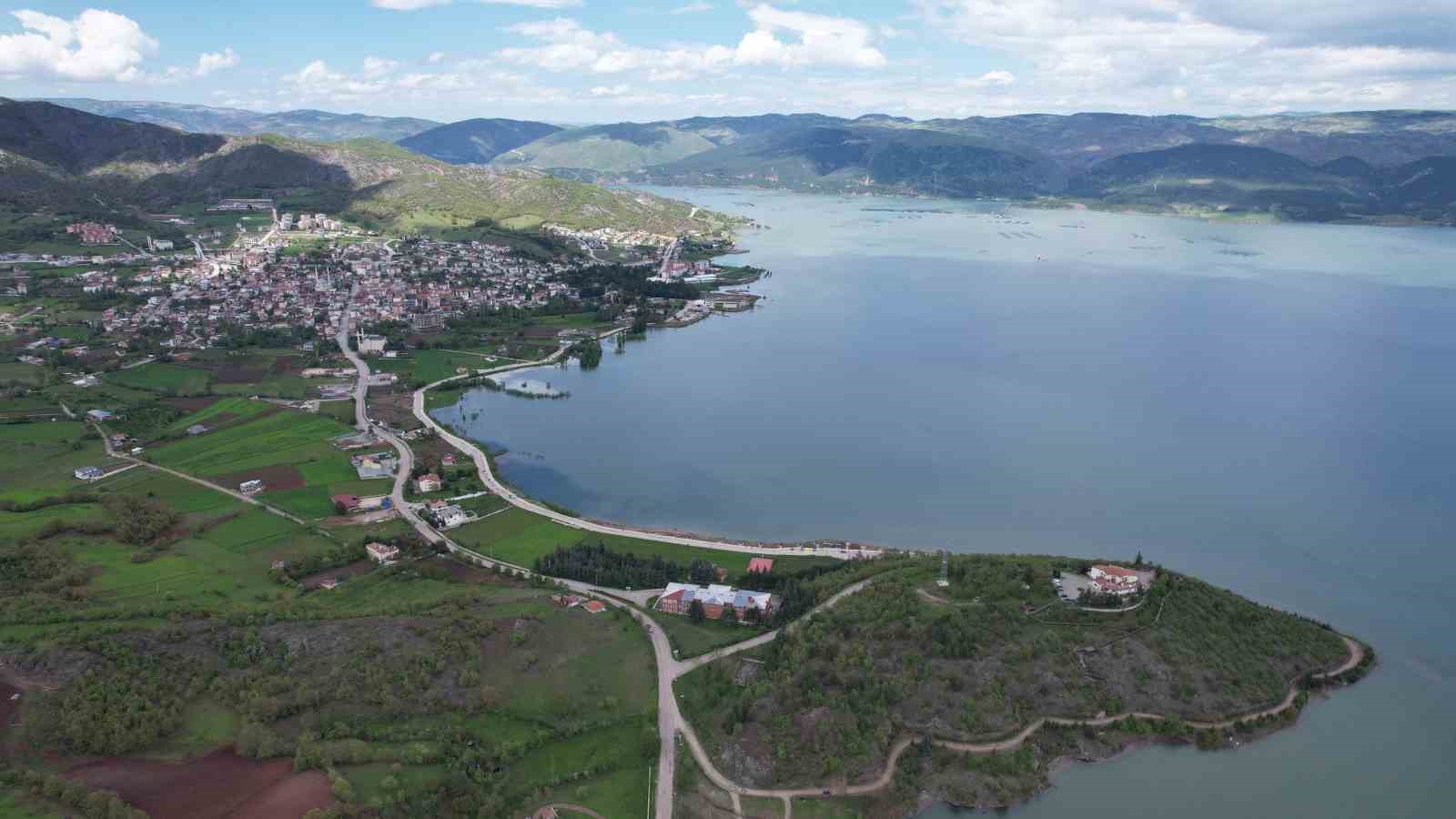 Almus Barajı&rsquo;nın taşmasıyla il&ccedil;enin simgesi sular altında kalmıştı: 3 g&uuml;nl&uuml;k değişim suyun y&uuml;kselişini g&ouml;zler &ouml;n&uuml;ne serdi
