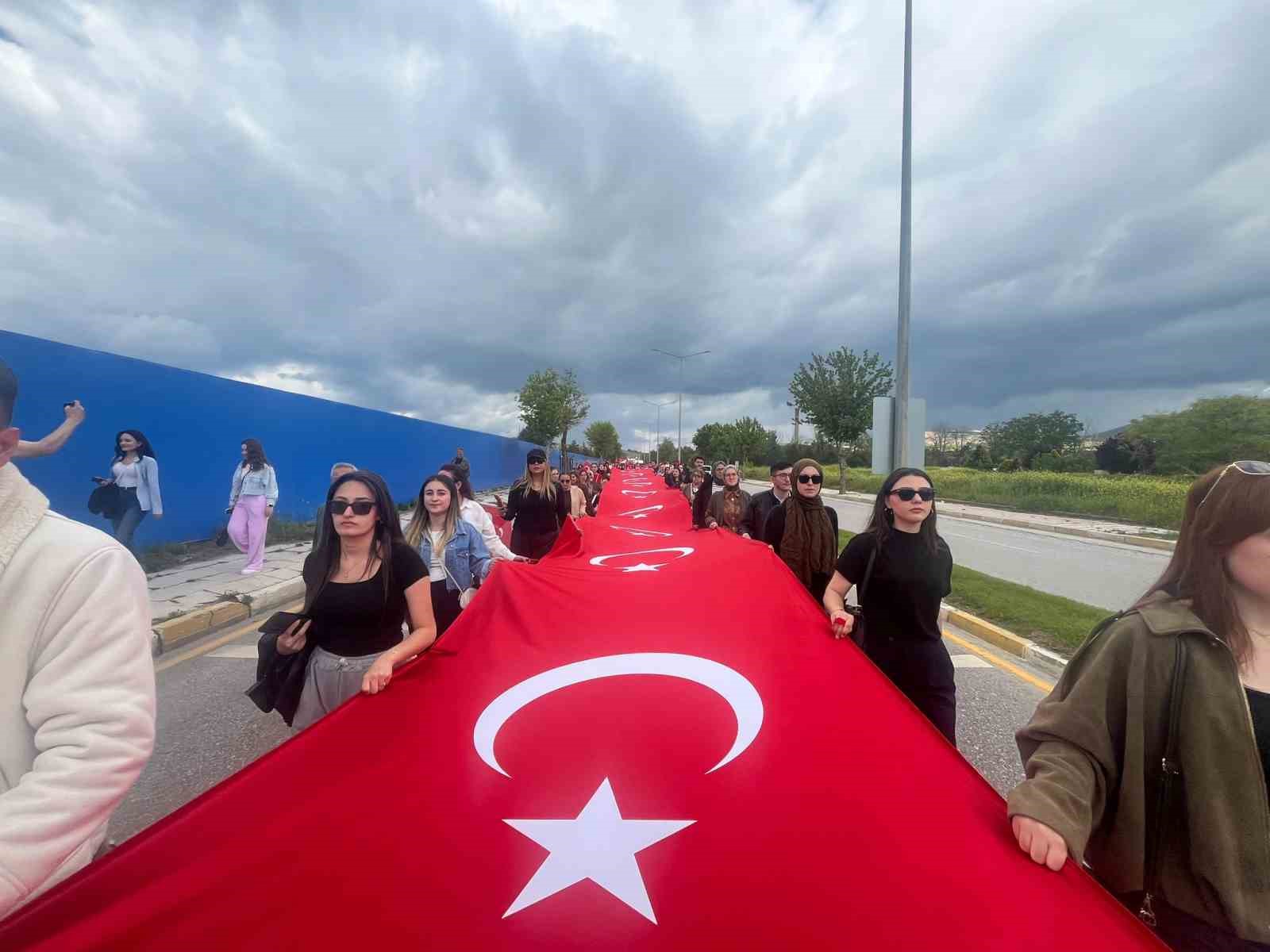 &Ccedil;orum&rsquo;da gen&ccedil;lerden "Şehitlere Saygı ve Vefa Y&uuml;r&uuml;y&uuml;ş&uuml;"
