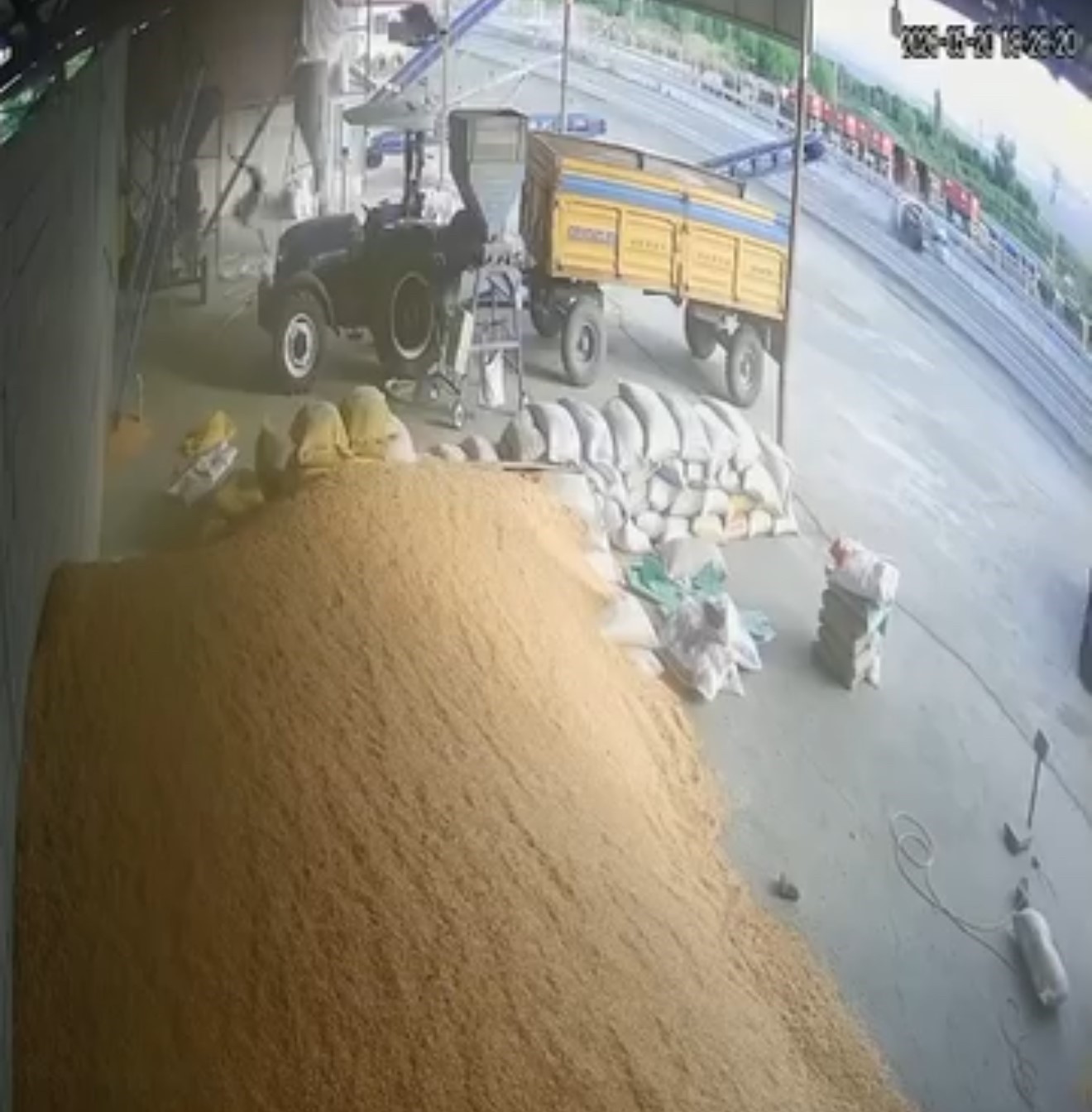 Iğdır&rsquo;da otomobil ref&uuml;je &ccedil;arptı: 3 kişi yaralandı
