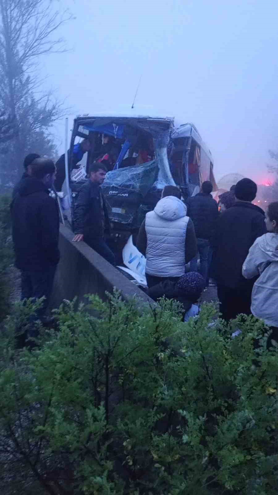 Yolcu midibüsü ile yakıt yüklü tır çarpıştı: 3 yaralı