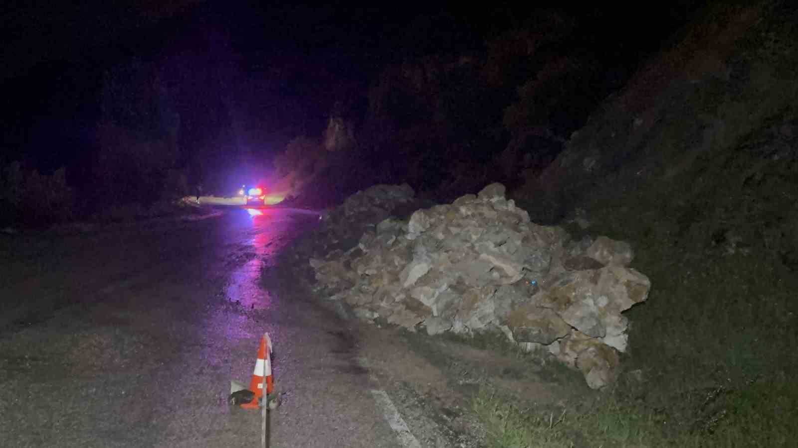 Tokat’ta yamaçtan kopan kaya parçaları yola savruldu