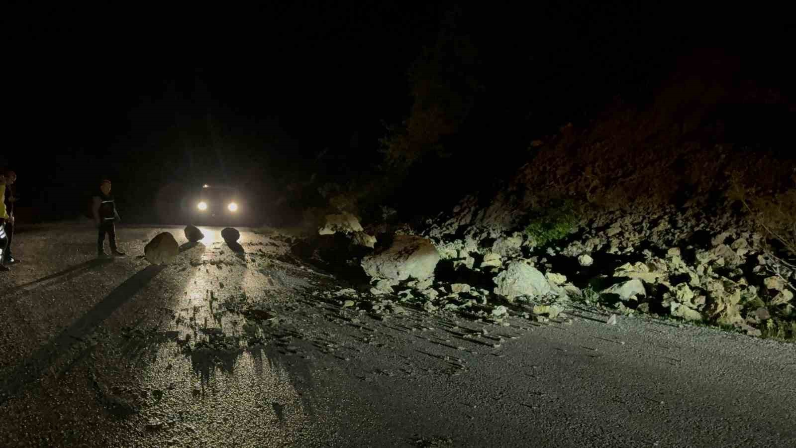 Tokat’ta yamaçtan kopan kaya parçaları yola savruldu