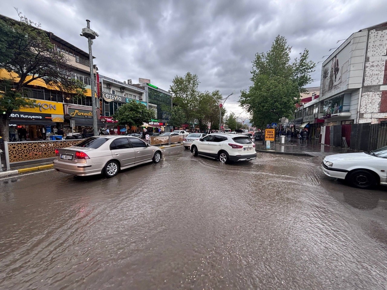 Erzincan&rsquo;da sağanak nedeniyle cadde ve sokaklar su altında kaldı
