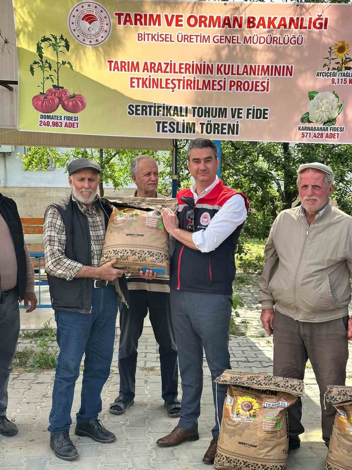 Koçarlı’da 3 bin kilo ayçiçeği tohumu üreticilere dağıtıldı