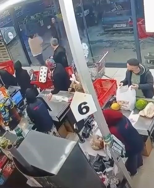 "Bir bakar mısın" diyerek çağırıp kafa attı: O anlar kameraya yansıdı