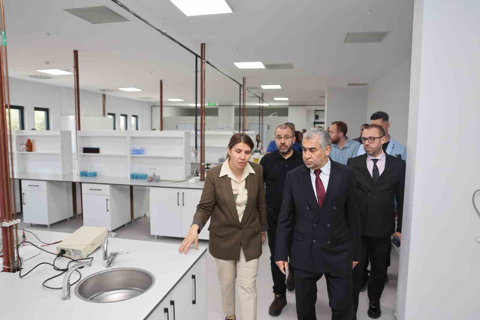 ADÜ Rektörü Kent, araştırma laboratuvarını inceledi