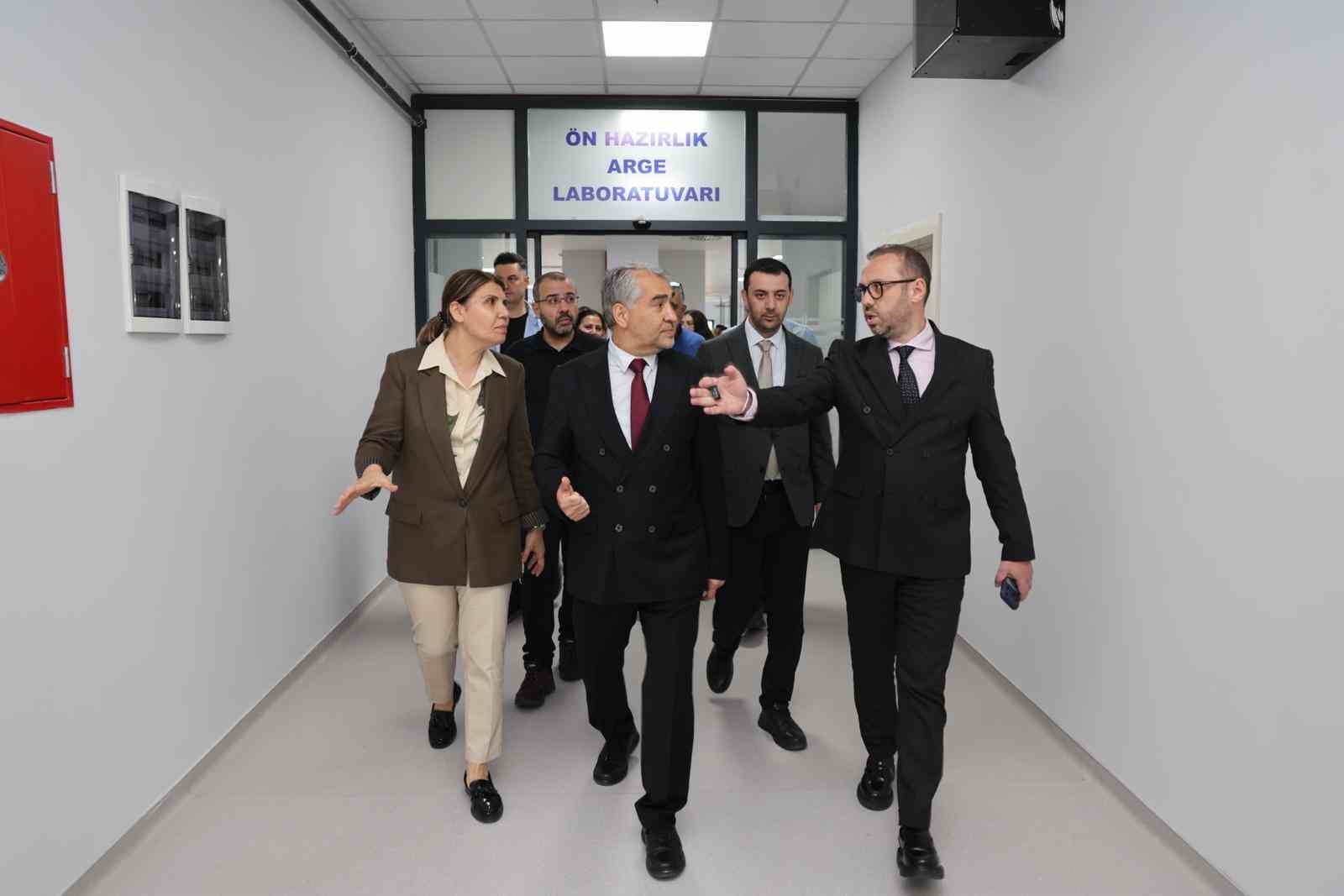 AD&Uuml; Rekt&ouml;r&uuml; Kent, araştırma laboratuvarını inceledi
