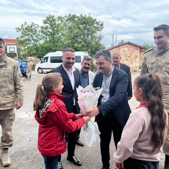 Dicle Kaymakamı Atış, &ouml;ğrenci ve &ouml;ğretmenlerle bir araya geldi
