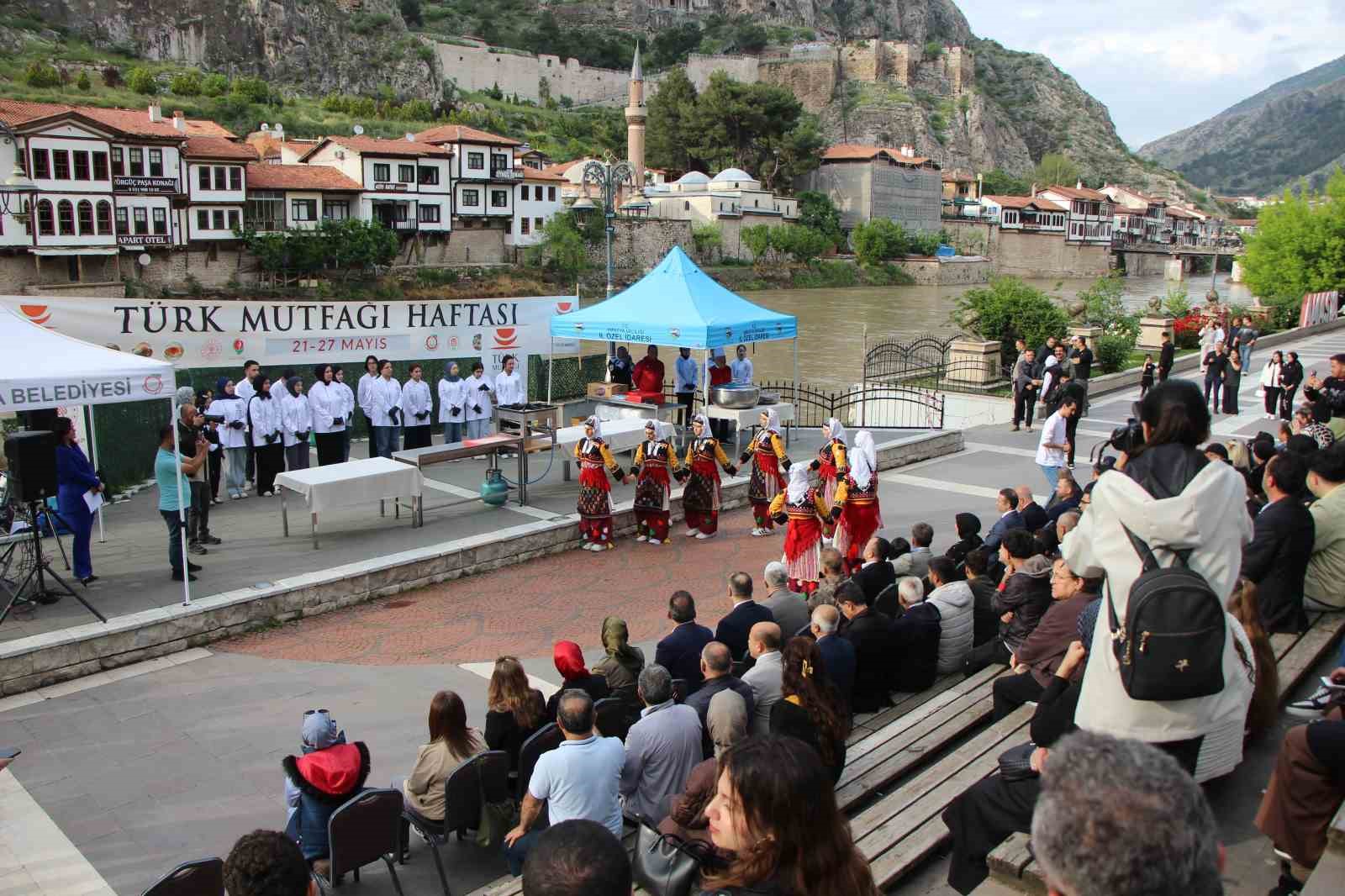 İki dev kazan dolusu keşkek 30 dakikada dağıtıldı
