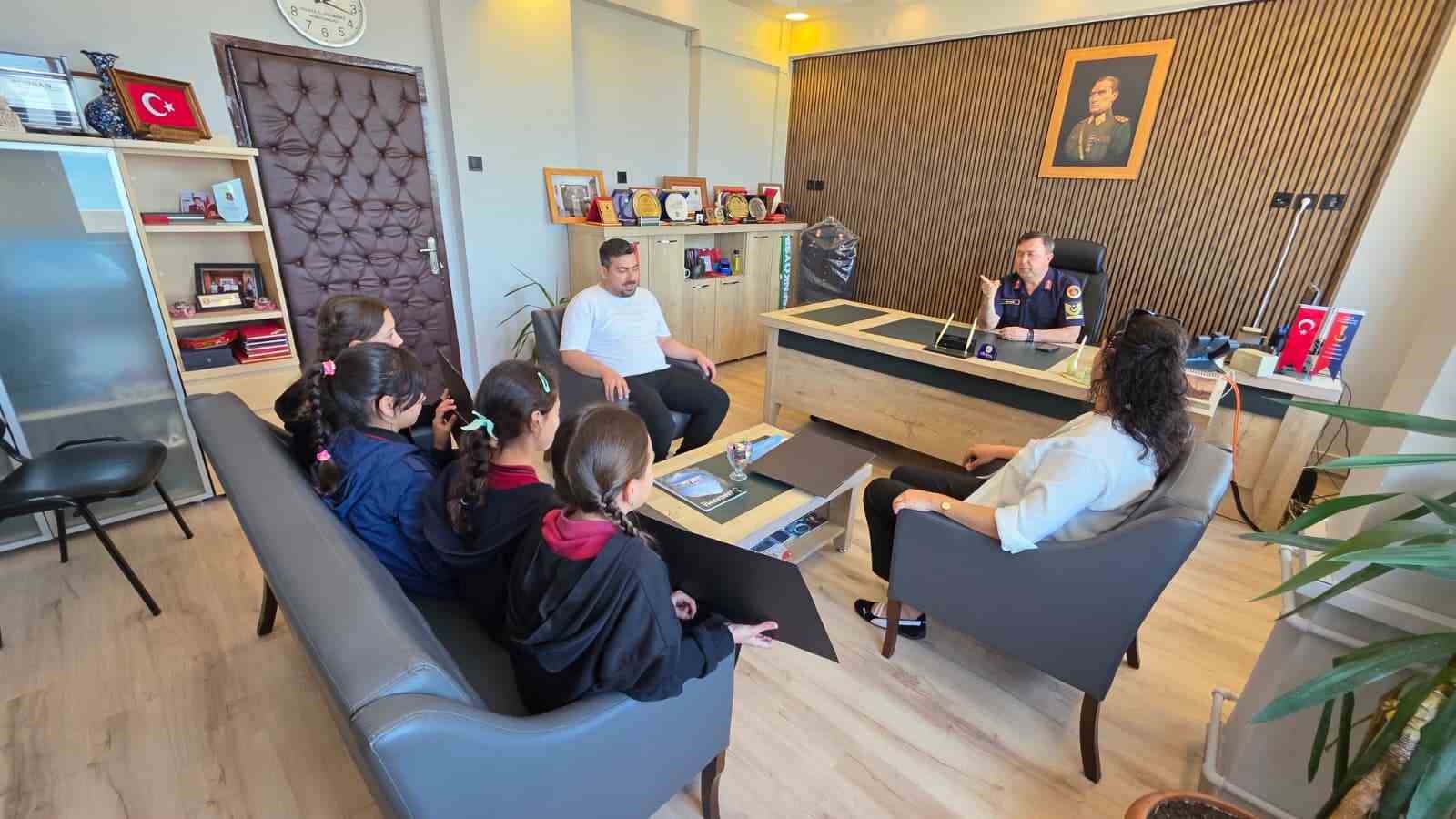 Esenk&ouml;y&rsquo;de &ouml;ğrencilerden jandarmaya anlamlı ziyaret
