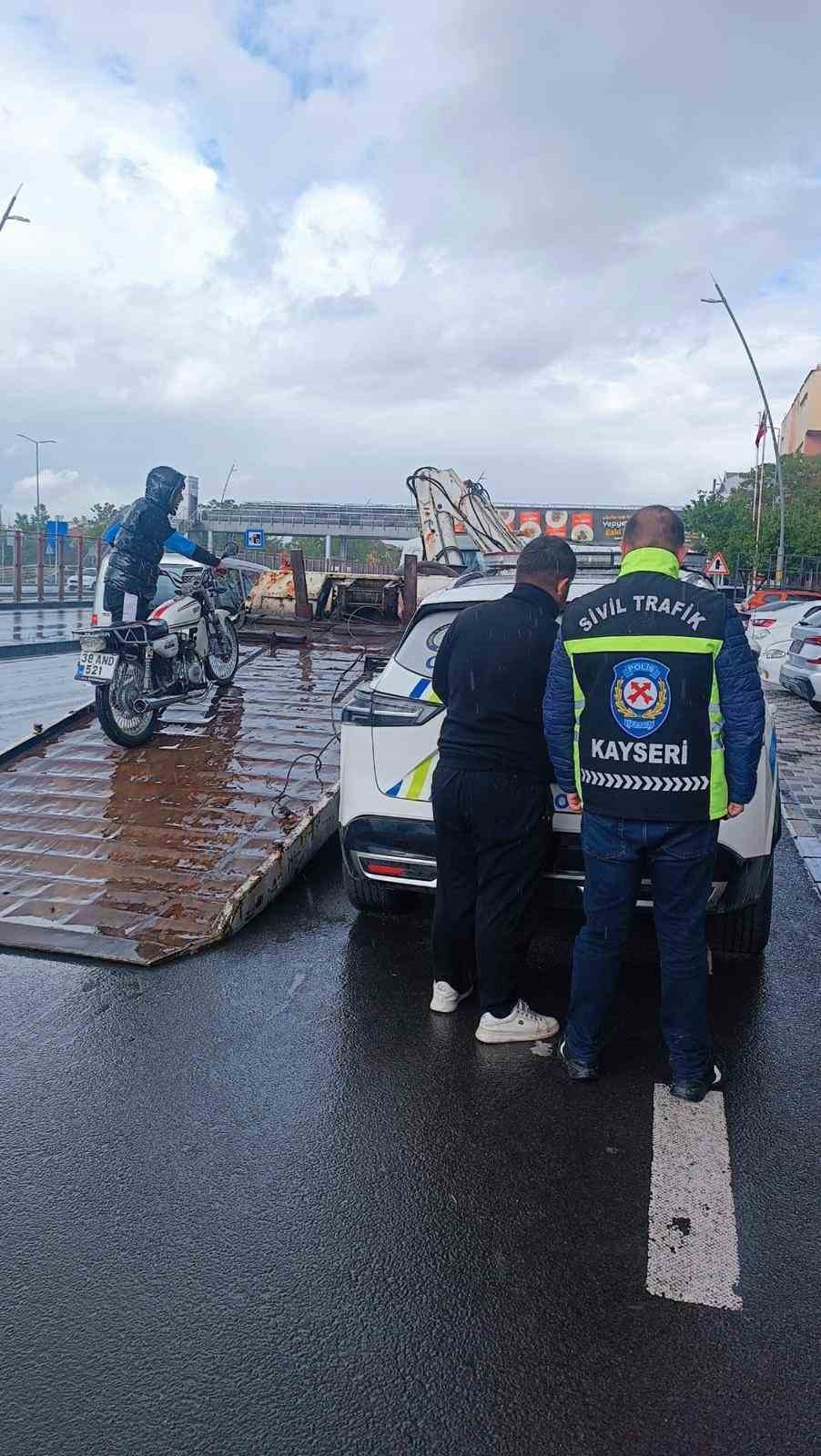 Motosiklet &uuml;zerinde akrobatik hareketler yapan şahsa 46 bin TL ceza
