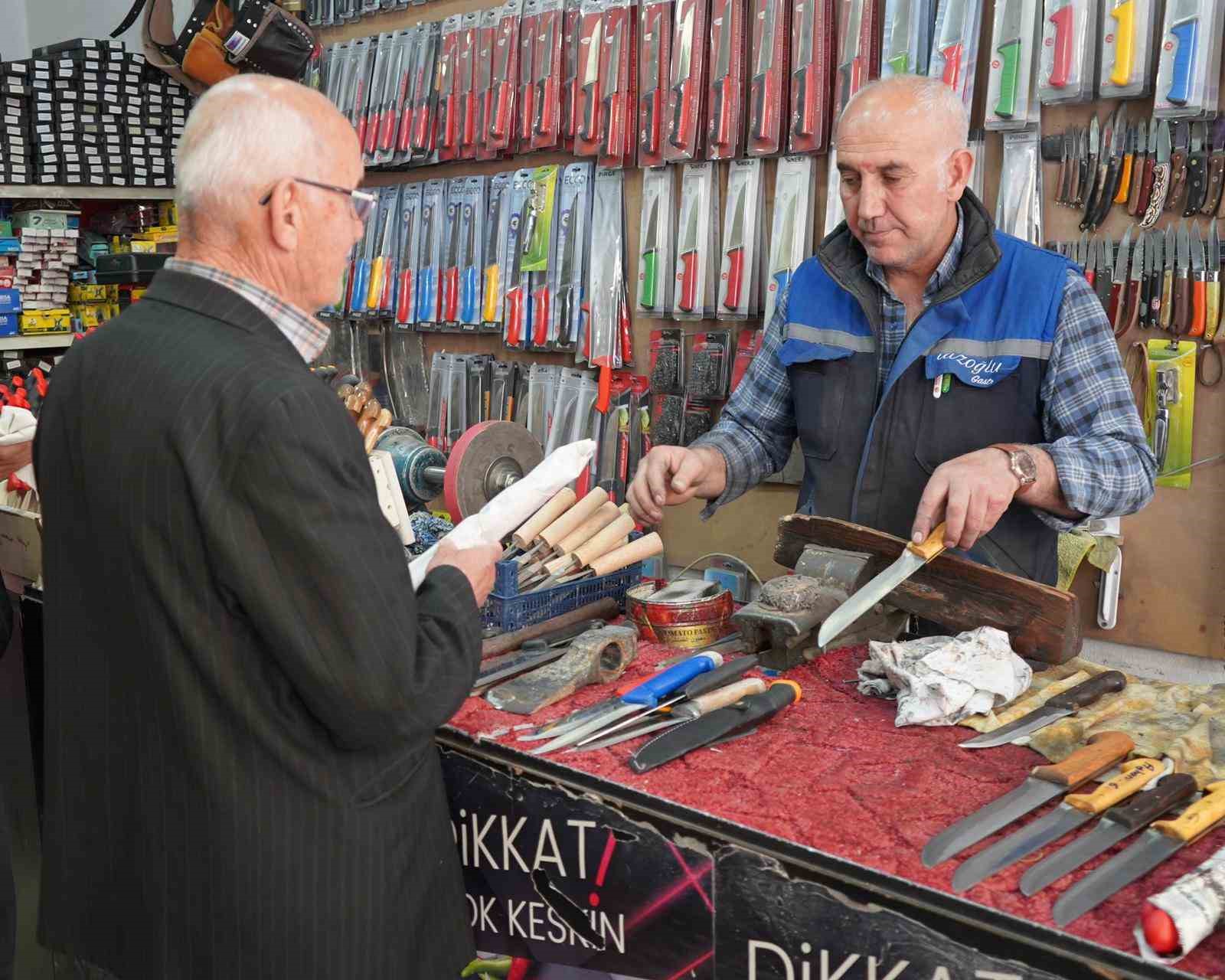 Van&rsquo;da bı&ccedil;ak bileme ustalarının yoğun bayram mesaisi
