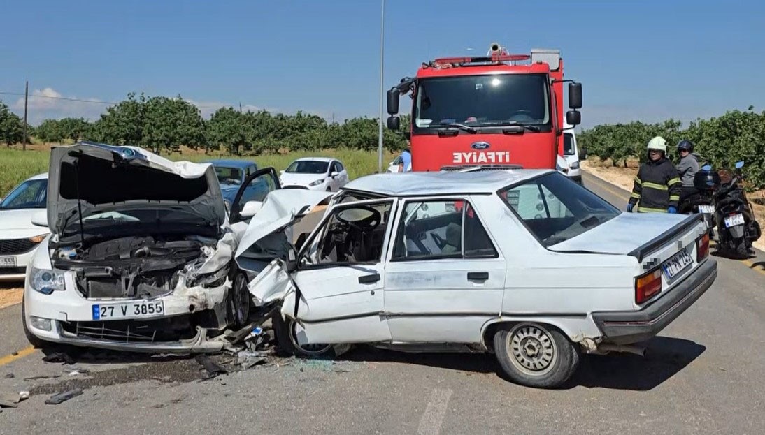 Gaziantep&rsquo;te otomobiller kafa kafaya &ccedil;arpıştı: S&uuml;r&uuml;c&uuml;ler yaralandı

