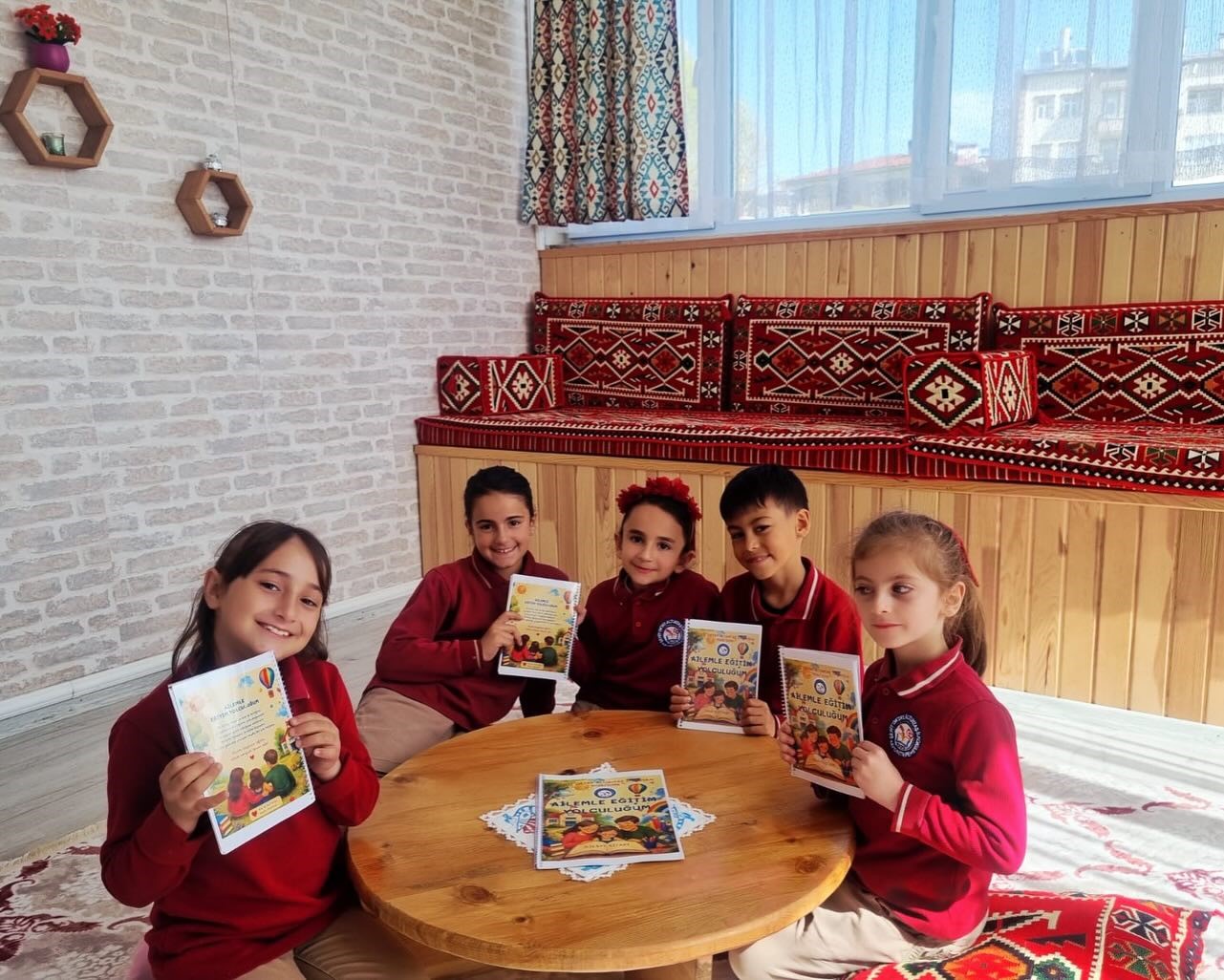 Aydıntepe&rsquo;de &ouml;ğrencilerin aileleriyle hazırladığı hik&acirc;yeler kitaplaştırıldı

