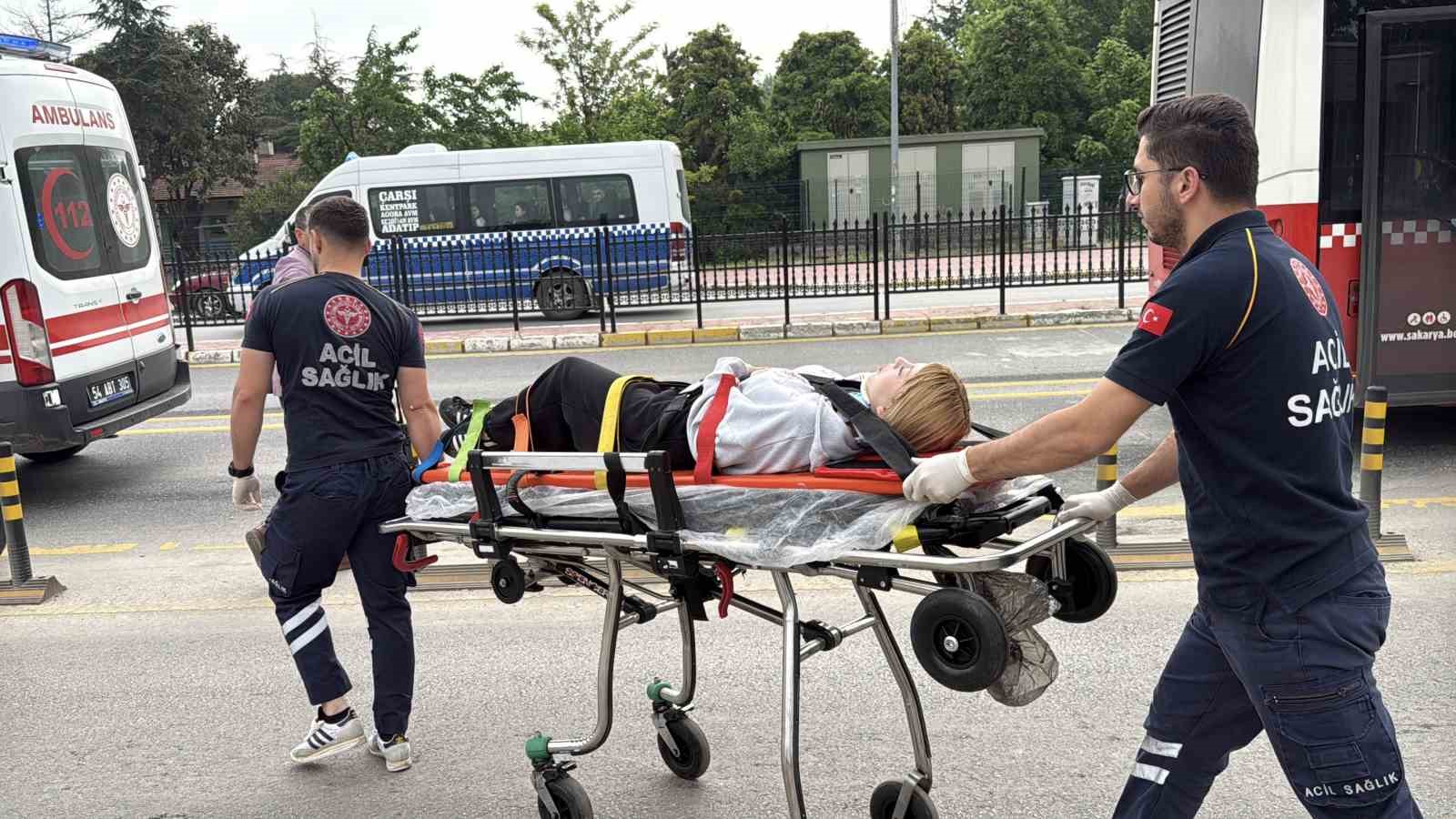 Yasak d&ouml;n&uuml;ş kazayı getirdi, metrob&uuml;sle hafif ticari ara&ccedil; &ccedil;arpıştı: 13 yaralı
