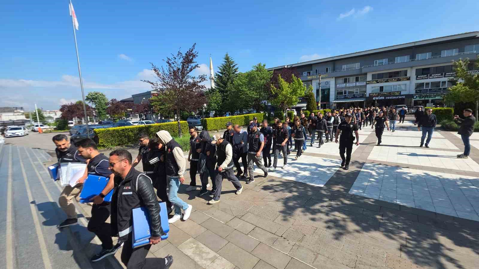 Düzce’de staj dolandırıcılığı yaptığı iddia edilen 21 kişi adliyeye sevk edildi