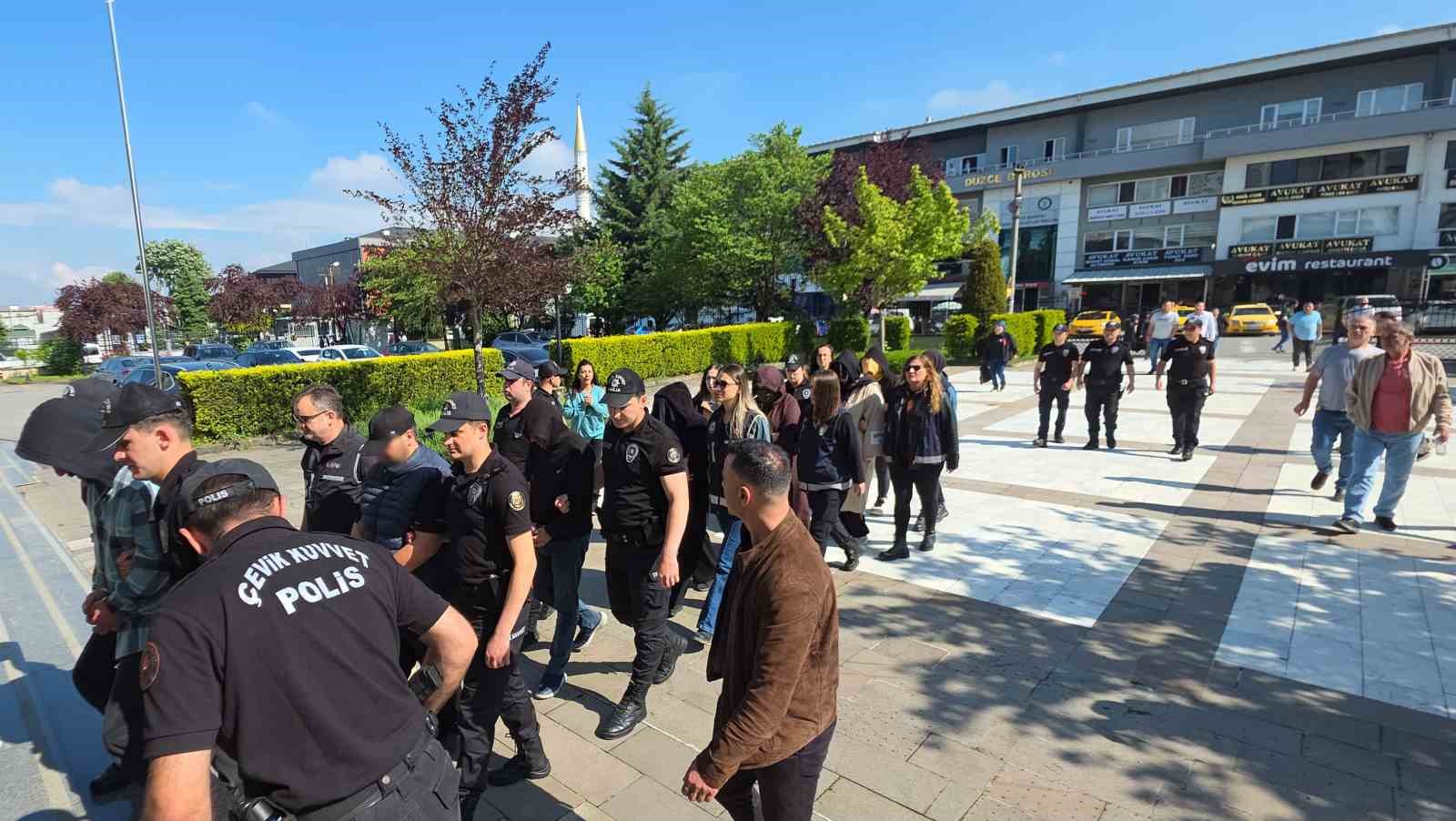 D&uuml;zce&rsquo;de staj dolandırıcılığı yaptığı iddia edilen 21 kişi adliyeye sevk edildi
