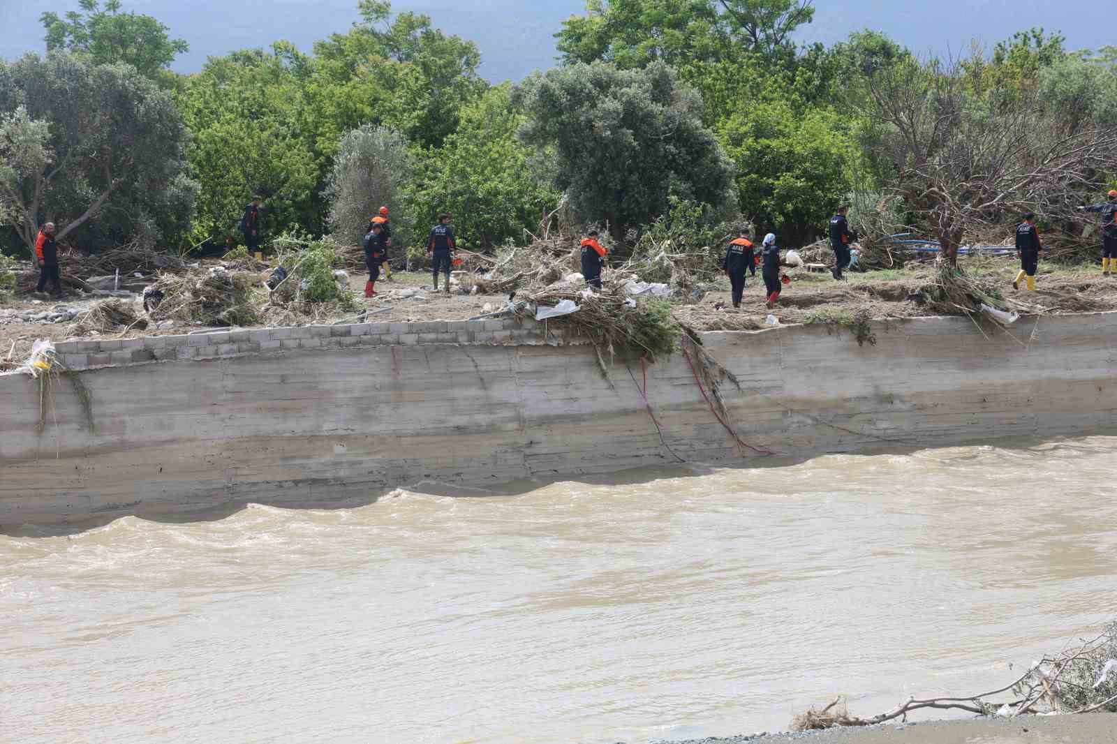 Sel felaketinde kaybolan 2 genci arama çalışmaları ikinci gününde devam ediyor