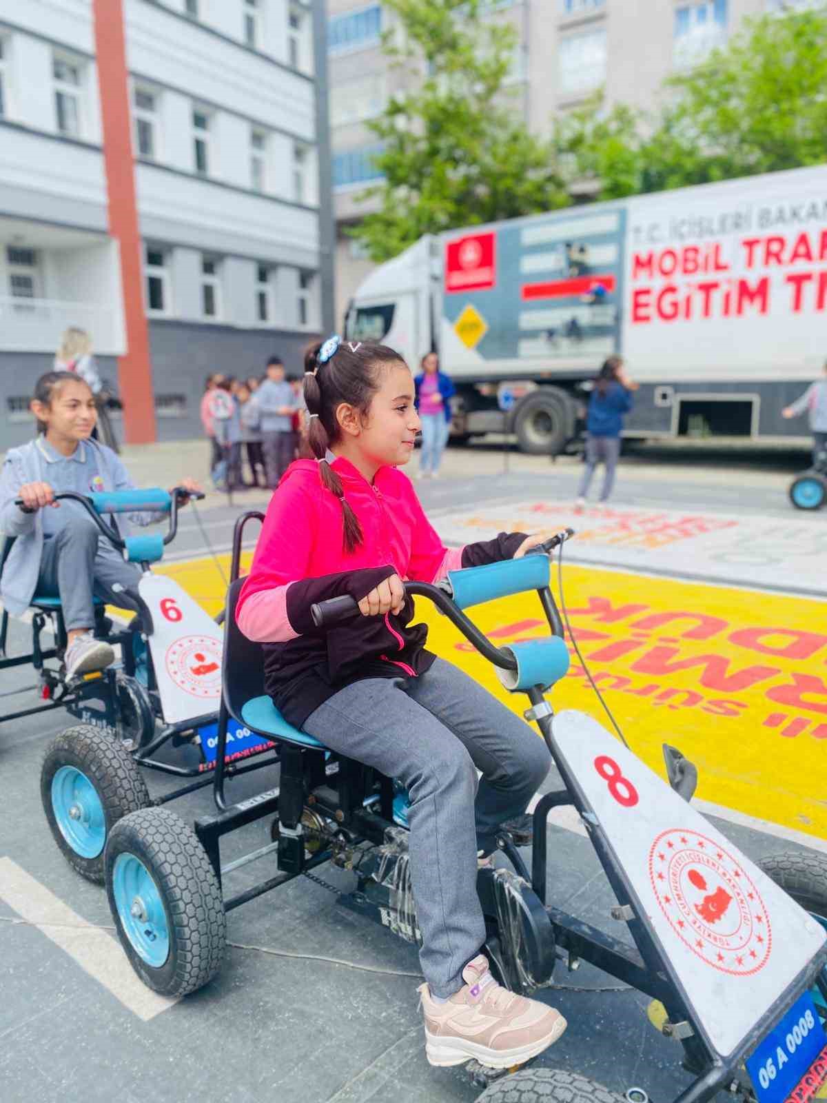 Oltu&rsquo;da &ouml;ğrencilere trafik eğitimi
