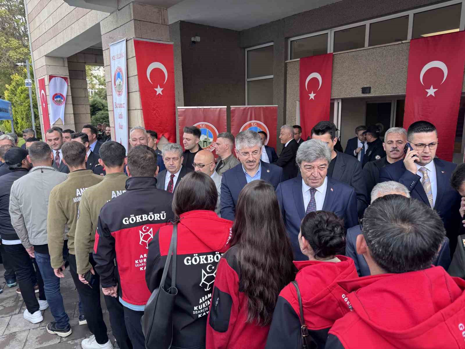 Vali &Ccedil;i&ccedil;ek: "Bayramlarda en b&uuml;y&uuml;k endişemiz trafik kazaları"
