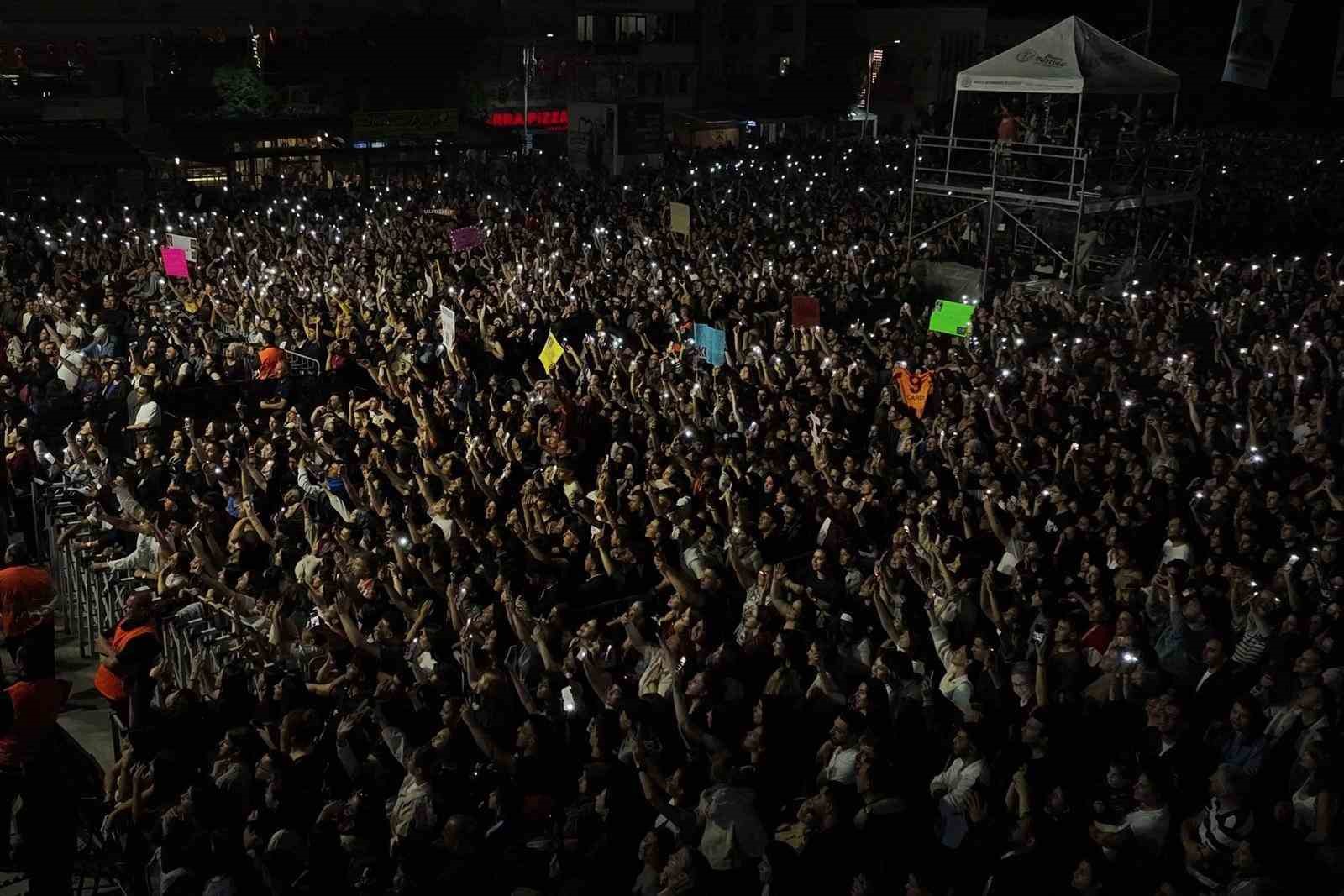 Manisa Gen&ccedil;lik Festivali&rsquo;nde Simge sahne aldı
