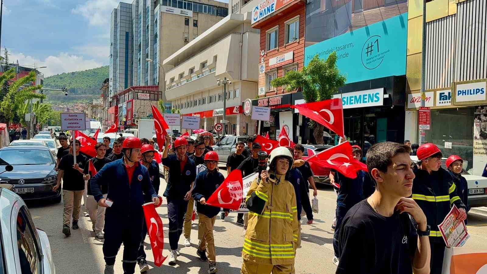 Meslek liseliler mehteran eşliğinde y&uuml;r&uuml;y&uuml;p, mesleklerini anlattılar
