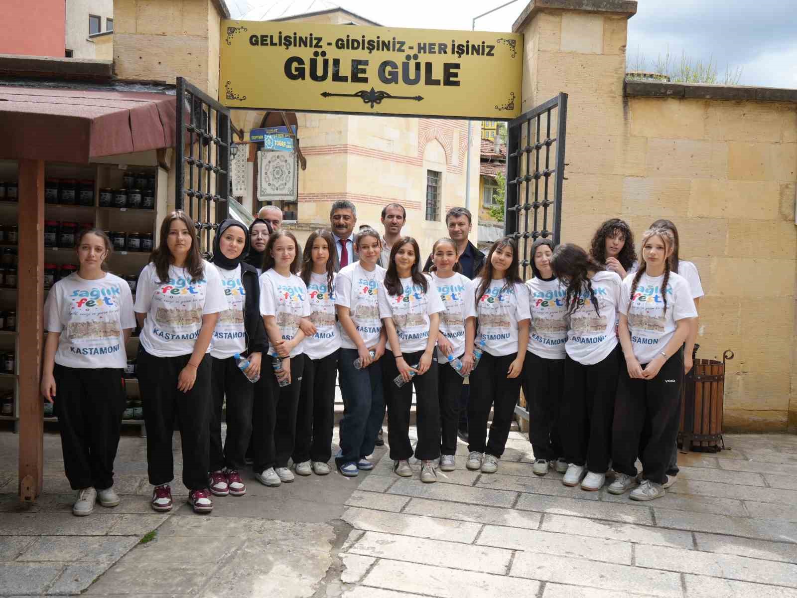 Sağlıklı Gen&ccedil; Haftası&rsquo;nda gen&ccedil;ler k&uuml;lt&uuml;rleriyle buluştu

