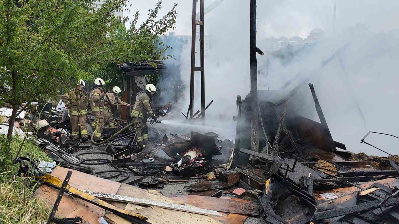 Pendik’te yanan gecekondu kullanılamaz hale geldi: 2 engelli vatandaş kurtarıldı