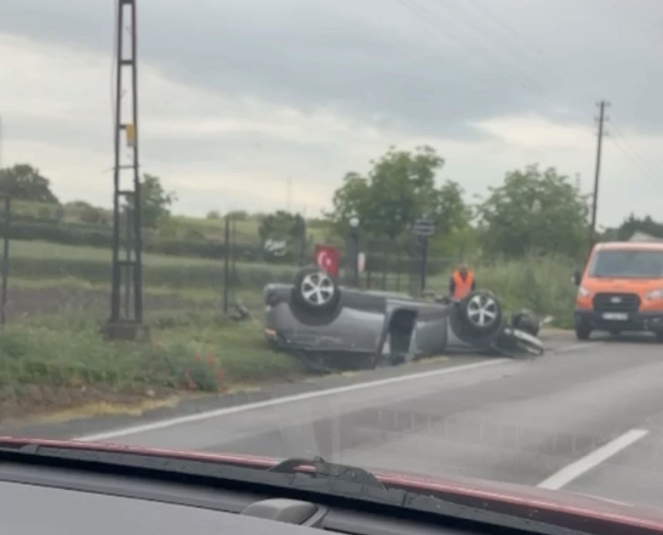 Takla atan otomobilin sürücüsü yaralandı