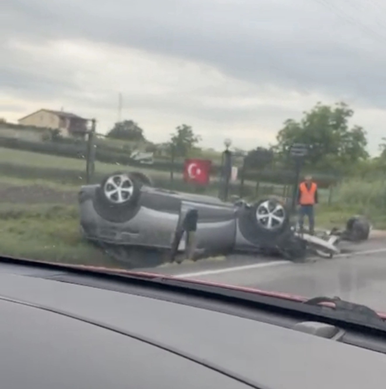 Takla atan otomobilin sürücüsü yaralandı