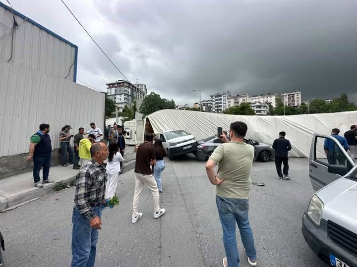 Başakşehir’de tır iki otomobilin üzerine devrildi: 1 yaralı