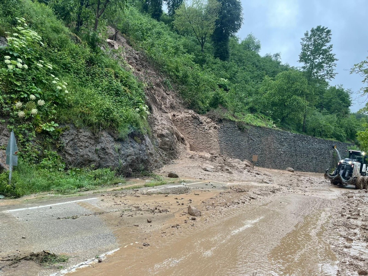 Ordu&rsquo;da heyelanlar nedeniyle bazı yollar ulaşıma kapandı
