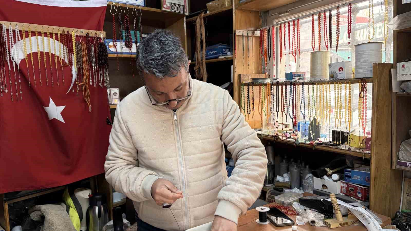 8 metrekare d&uuml;kk&acirc;nda 30 yıldır tespih tamir ediyor
