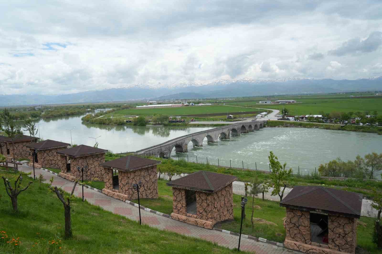Muş&rsquo;ta Alparslan-2 Barajı&rsquo;nda ilk kez dolusavak kapakları a&ccedil;ıldı
