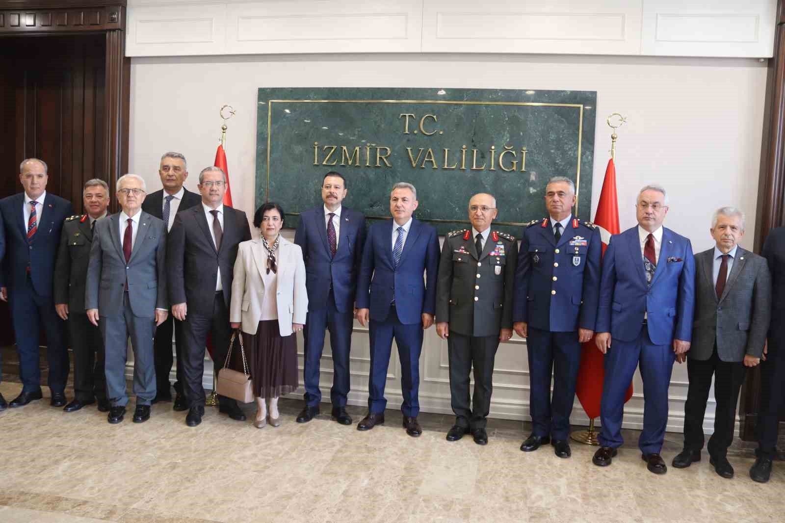 Vali Elban, protokolle bayramlaştı
