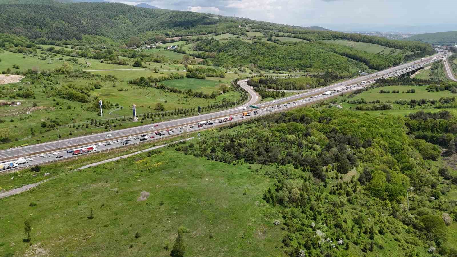 Bolu ge&ccedil;işinde bayram trafiği erken başladı: Yollarda uzun kuyruklar oluştu
