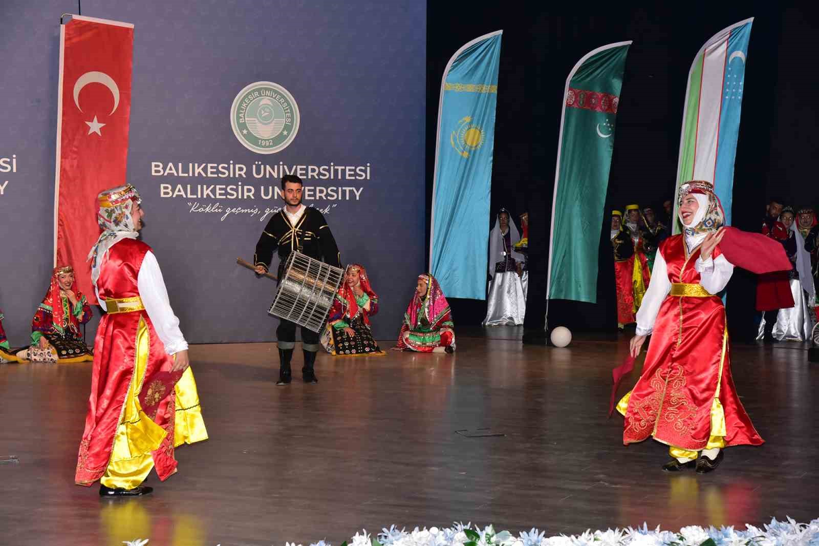 Türk Dünyasının renkleri Balıkesir’de sahneye taşındı