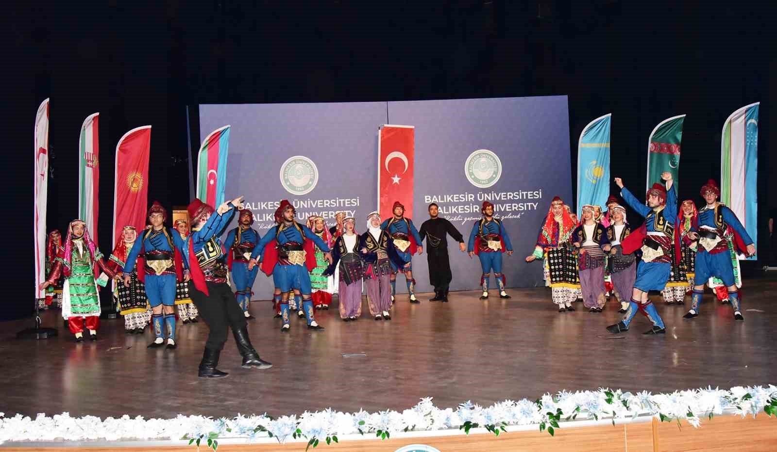 Türk Dünyasının renkleri Balıkesir’de sahneye taşındı