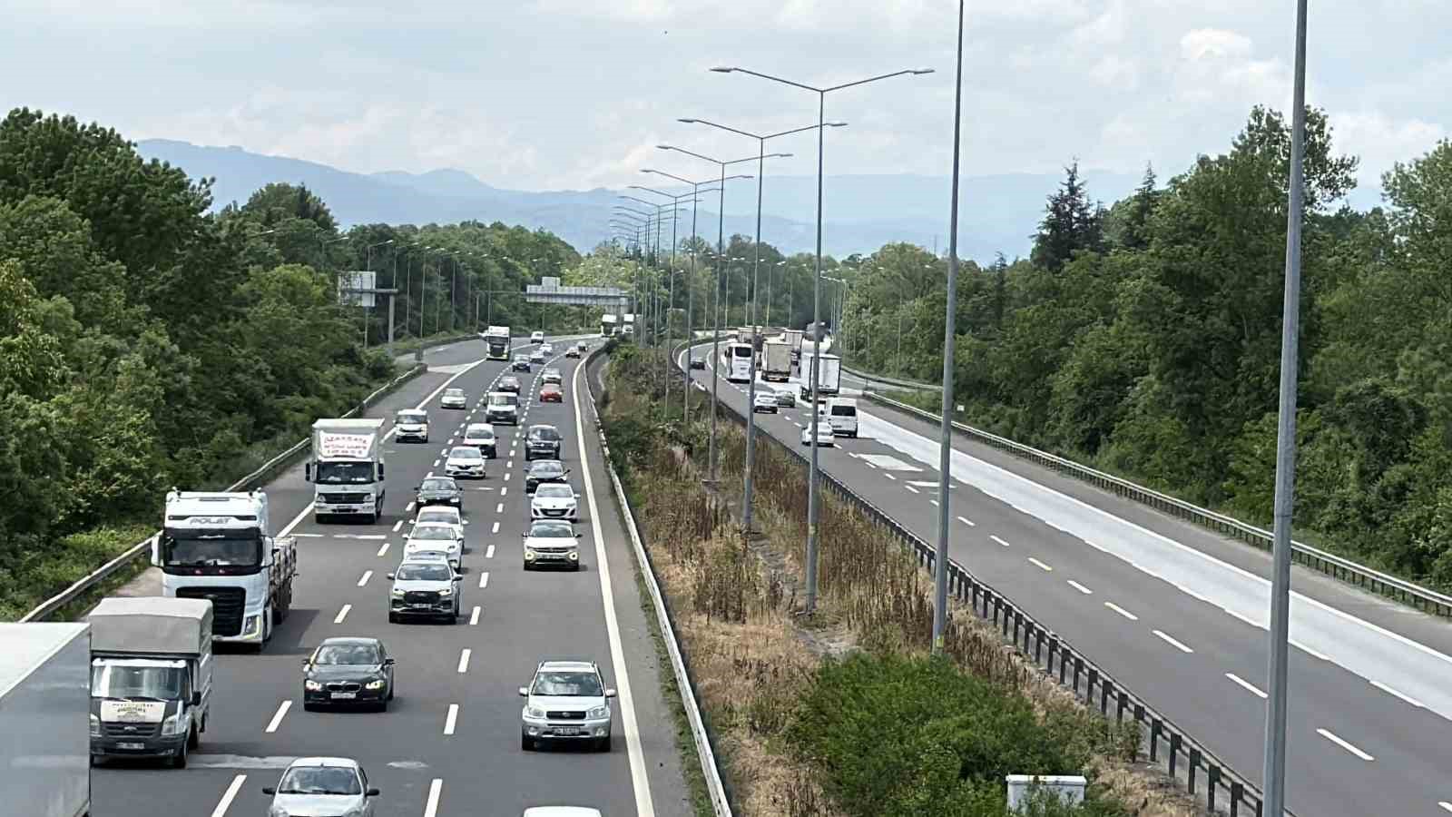 TEM Otoyolu&rsquo;nun D&uuml;zce ge&ccedil;işinde bayram tatili yoğunluğu başladı
