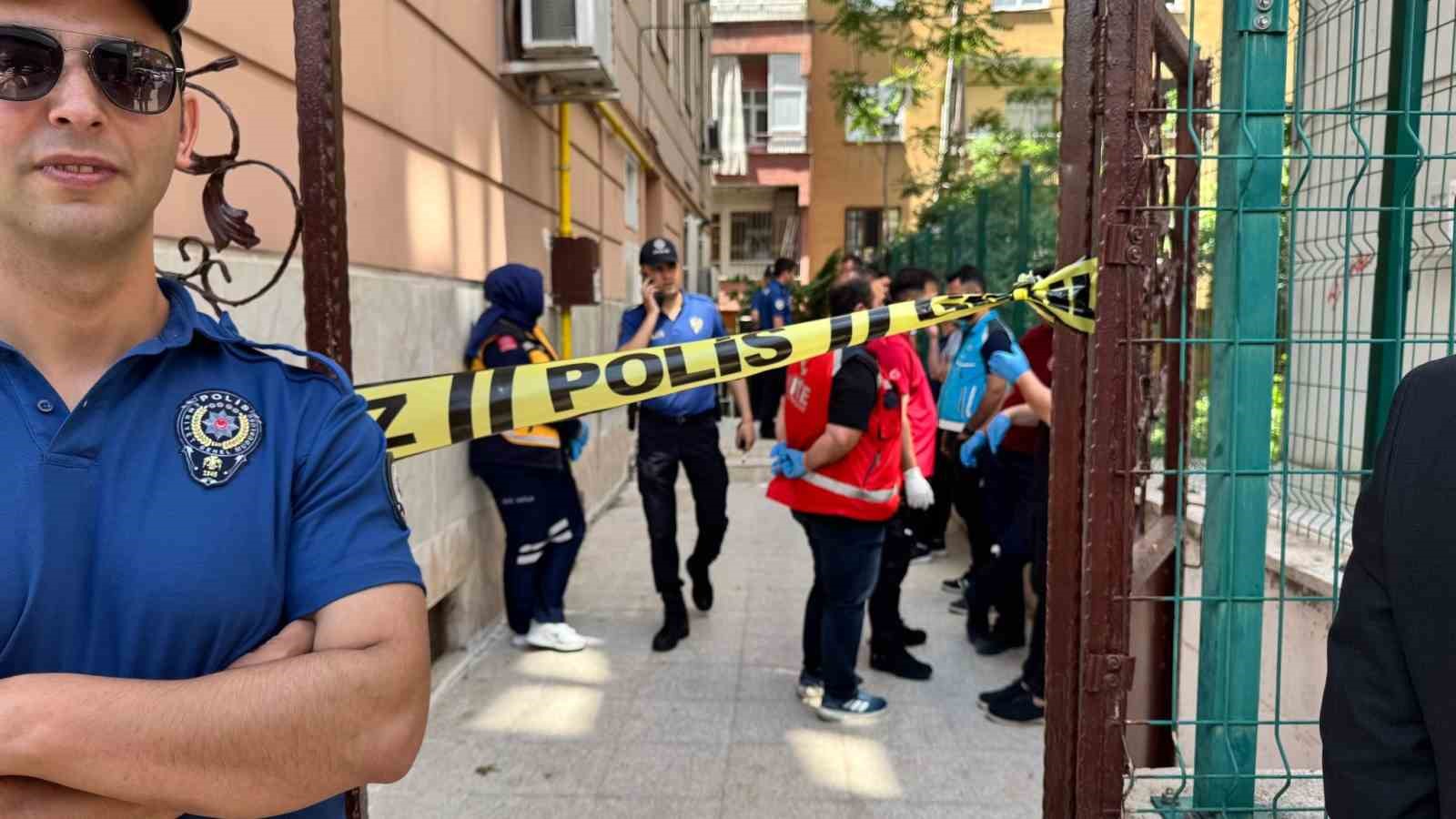 Pencere temizlerken 5&rsquo;inci kattan d&uuml;şen kadın hayatını kaybetti
