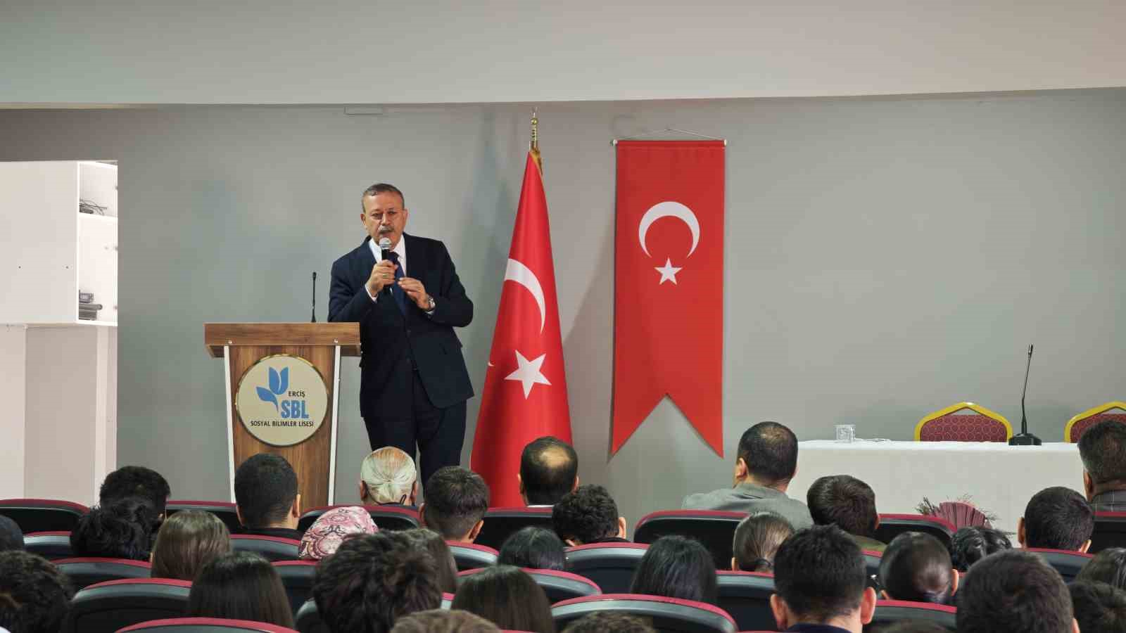 Rekt&ouml;r Elmastaş&rsquo;tan Ercişli &ouml;ğrencilerle kariyer planlaması s&ouml;yleşisi
